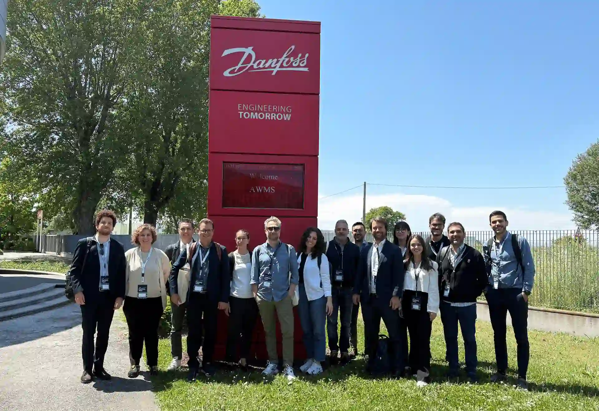 gruppo all'esterno del plant di Danfoss