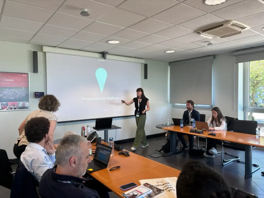 Riunione nella sala presentazioni di Danfoss